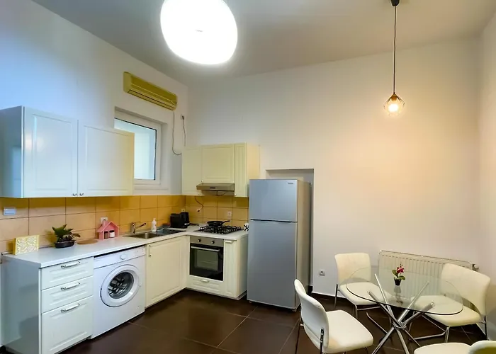 Апартаменти Cool Flat In The Heart Of Bucharest's Fun And History Бухарест