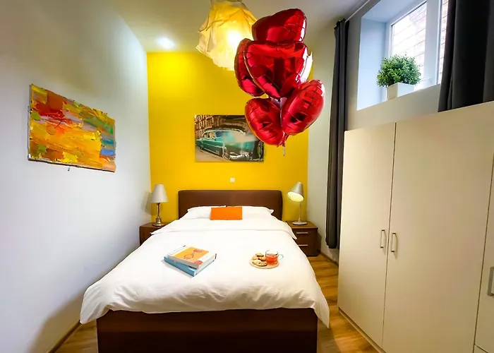 Cool Flat In The Heart Of Bucharest's Fun And History Апартаменти Бухарест